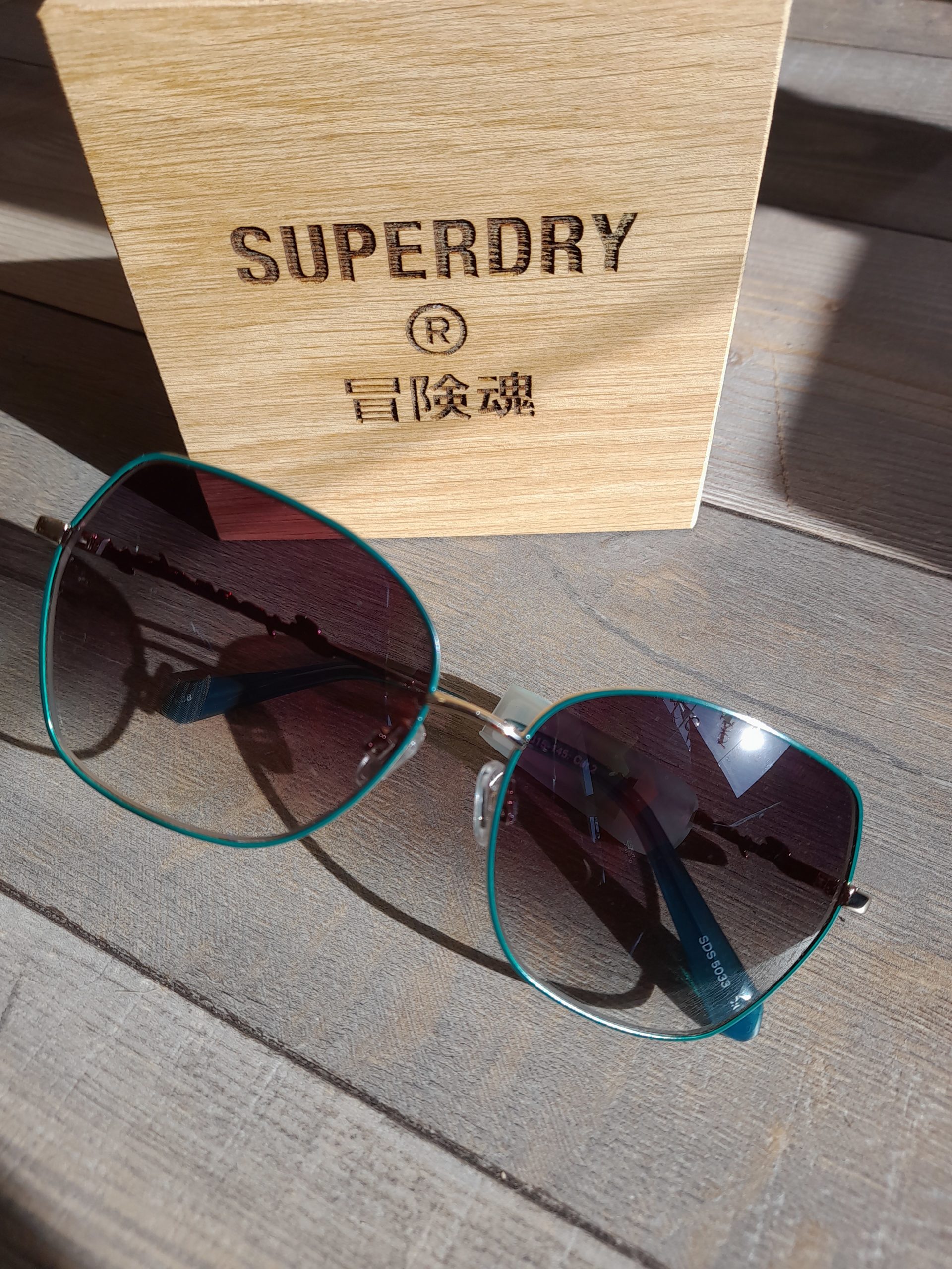 Faites vous plaisir et venez découvrir les solaires Superdry!